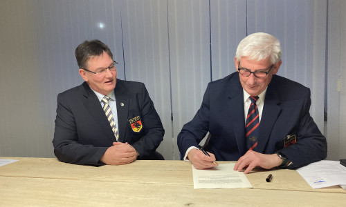 Unterschrift unter den Verschmelzungsvertrag: Michael Ebeling, Leiter der DLRG Ortsgruppe Goslar (li.) und Martin Thürnau, Leiter der DLRG Ortsgruppe Bad Harzburg.