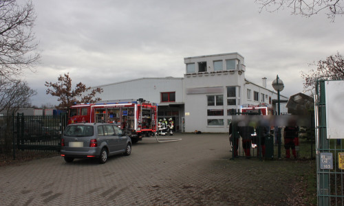 Die Feuerwehr erkundete das Gebäude auf der Suche nach der Rauchursache.