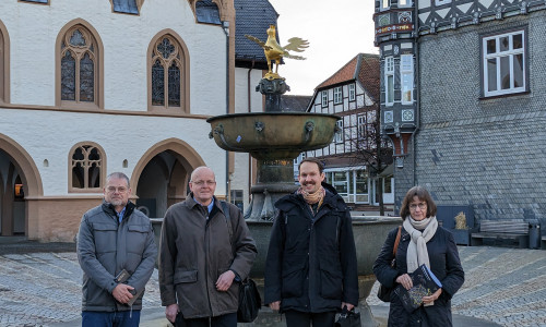 Dr. Christine Bauer (re.), Welterbebeauftragte der Stadt Goslar, und der städtische Fachdienstleiter Matthias Brand besuchen mit Matthias Schiminski und Henrik Nolte (v. li.) den Goslarer Marktplatz.