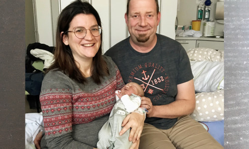 Franziska und Marco Zagon mit ihrem neugeborenen Sohn Emil. 