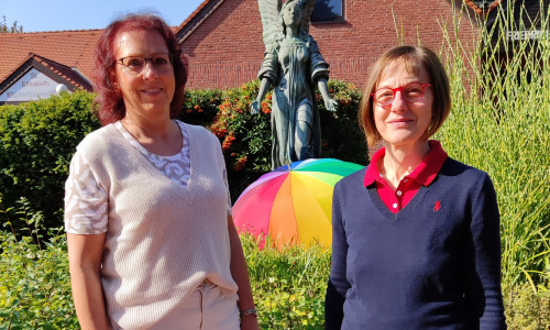  Petra Zappe, links, und Frauke Lange helfen verwaisten Eltern