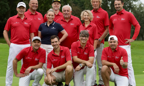 Felix Neureuther (2. v.l. vorne), Sascha Köckeritz, Leiter der Braunschweiger Privatbank (2. v.r. vorne) und weitere Unterstützer des Felix & Friends Charity-Golfturniers.