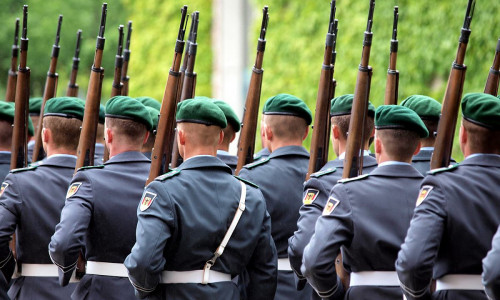 Junge Männer und Frauen sollen der Idee nach ein verpflichtendes Jahr bei der Bundeswehr oder im sozialen Bereich absolvieren.