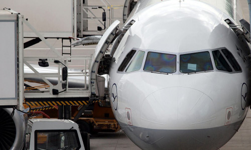Lufthansa-Maschine wird am Flughafen beladen