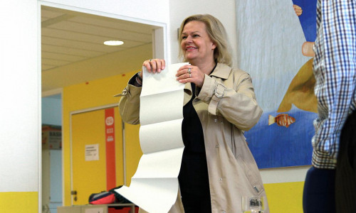 Nancy Faeser bei der Stimmenabgabe zur Landtagswahl in Hessen am 08.10.2023