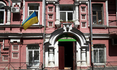 Haus in Kiew mit urkainischer Flagge (Archiv)