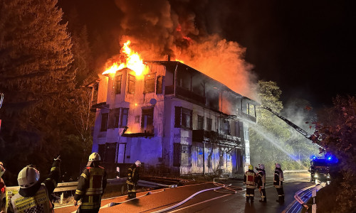 Hohe Flammen schlugen am Freitagabend aus dem alten Gebäude.