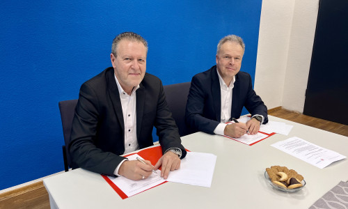 Leiter des Polizeikommissariats Wolfenbüttel, Andreas Twardowski und Erster Kreisrat des Landkreises Wolfenbüttel, Heiko Beddig, unterzeichneten den Vertrag.