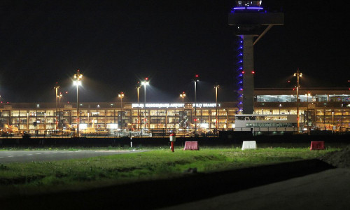 Flughafen BER bei Nacht (Archiv)