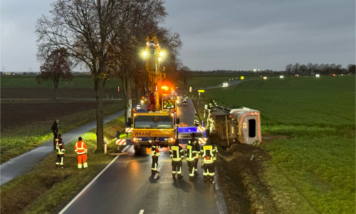 Die Feuerwehren wurden heute auf die L475 Vallstedt/ Köchingen zu einem Verkehrsunfall mit einem LKW und einer verletzten Person alarmiert.
