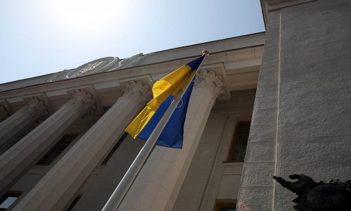 Ukrainische Flagge vor dem Parlament in Kiew (Archiv)