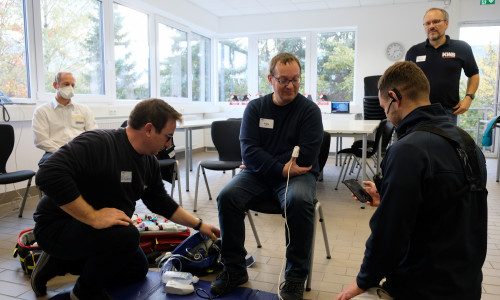 Bei den praktischen Übungen mit simulierten Notfällen machen sich die Vertreterinnen und Vertreter der niedersächsischen Rettungsschulen mit der in Goslar etablierten Technik vertraut.