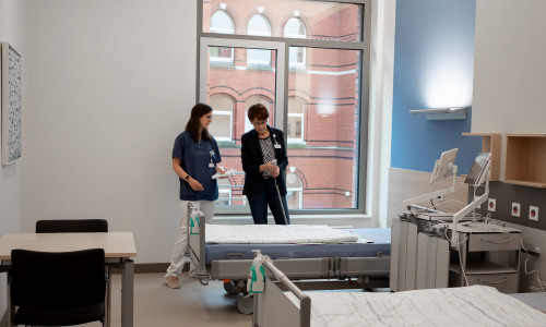 Stationssekretärin Janine Flecken (li.) und Pflegedirektorin Rosemarie Ölschlager beim letzten technischen Check vor dem Umzug der Frauenklinik am Krankenhaus Marienstift