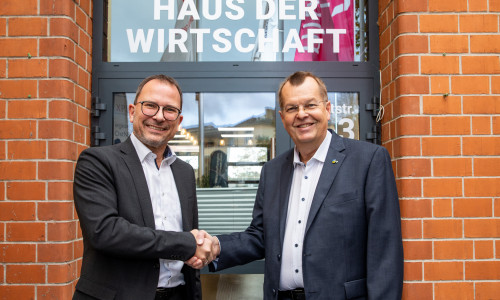 v.l.: Thomas Klein, Geschäftsführer der Wirtschaftsregion Helmstedt GmbH, und Dr. Guido Hora, Business Development Manager am Fraunhofer-Institut für Schicht und Oberflächentechnik IST.