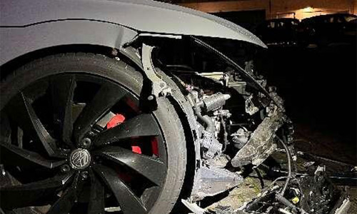 Der VW Arteon wies erhebliche Schäden im Frontbereich auf.