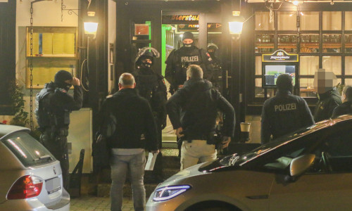 Eine Sondereinheit der Polizei stürmte ein Restaurant am Neuen Weg in Wolfenbüttel und sicherte das Objekt.