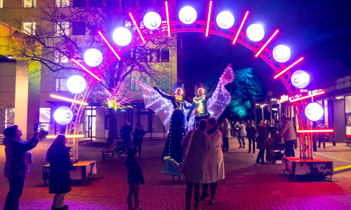 Die Stelzenläufer sind ein echter Hingucker und mit ihren leuchtenden Kostümen Teil der großen Lichtershow in der Lebenstedter Innenstadt.