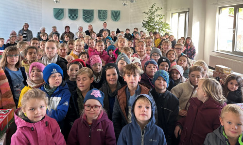 Geschenkeübergabe durch die Kinder der Grundschule Grasleben. 
