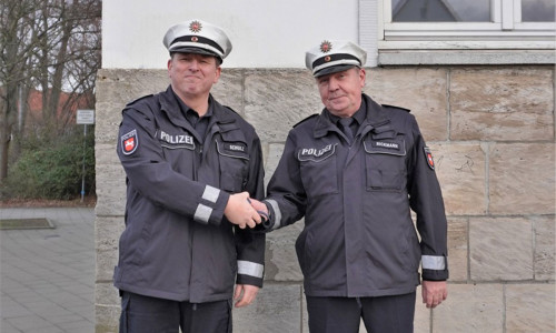 Schlüsselübergabe vor der Polizeistation, v.l.: Kriminalhauptkommissar Volker Schulz und Polizeihauptkommissar Thomas Rickmann.