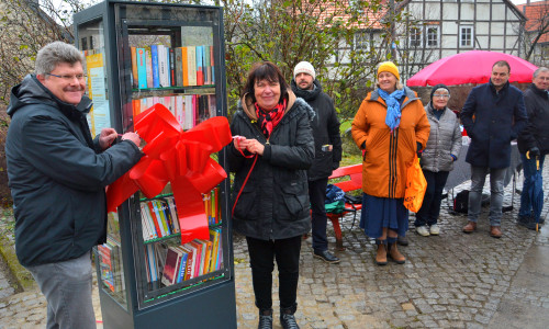 Der neue Tauschbücher-Schrank in Köngslutter steht an der Kreuzung Neue Straße/Kattreppeln. Seine Eröffnung übernahmen Bürgermeister Alexander Hoppe und Rita Trubjansky, Vorsitzende des Vereins MachBar. 