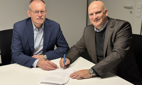 von links: Dirk Tiemann, Geschäftsführender Gesellschafter der Braunschweiger Seymour Energy GmbH, und Ivo Grünhagen, Geschäftsführer der blueorange Green Energy GmbH (ein Unternehmen der BRAWO GROUP), freuen sich auf die künftige Zusammenarbeit.