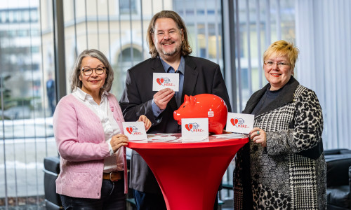 Der Vorstand des neuen Vereins „Wir zeigen Herz e. V.“ um Marion Thomsen (2. Vorsitzende), Nils König (Schatzmeister) und Regine Gaul (Vorstandsvorsitzende) (v. li.).