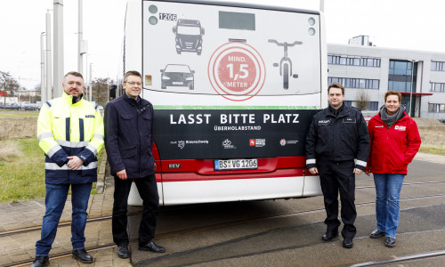 Stellten die Traffic Boards vor (v. l.): Martin Mrochen (Betriebsleiter Bus der BSVG), Burkhard Wiegel (Fachbereichsleiter Tiefbau und Verkehr), Martin Opiela (Präventionsteam der Polizeiinspektion Braunschweig) und Silke Kraska (Verkehrswacht Braunschweig e. V.).