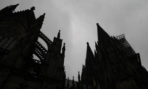 Kölner Dom dunkel unter grauen Wolken (Archiv)