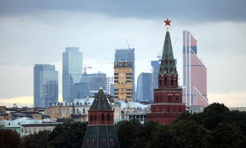 Turm des Kreml in Moskau mit dem Moskauer Bankenviertel im Hintergrund (Archiv)