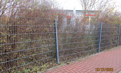 Der Zaun des Kindergartens wurde sichtlich eingedrückt.