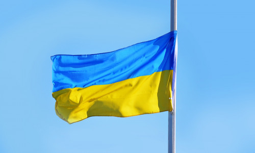 In vielen Städten wird heute die Ukrainische Flagge gehisst. 