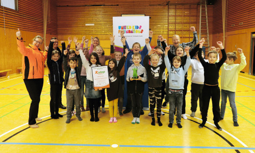 Der Jubel ist groß: Hedwigs Bande erhielt von Nicole Mölling (links), Botschafterin von United Kids Foundations, den hellgrünen step BraWo-Pokal, Urkunden für den Sieg in der Direktion Salzgitter sowie 250 Euro Preisgeld für die Klassenkasse.