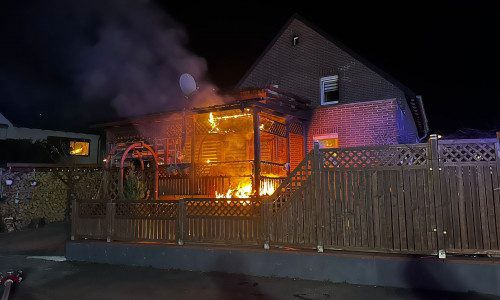 Die Terrassen-Überdachung stand in Flammen.