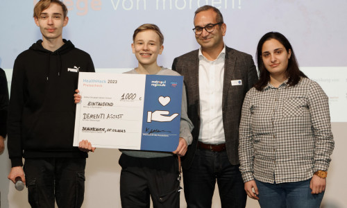 Die Gewinner des HealthHack 2023: (v.l.) Sivert Hoppe, Cosmo Kunzmann (Schüler aus Braunschweig), Rifat Fersahoglu-Weber (AWO Bezirksverband Braunschweig, Vorstandssprecher) und Lea Januzi (Uni Bielefeld)