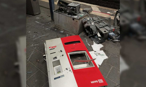 Die Teile des zersprengten Automatens lagen auf dem Bahnsteig verteilt.