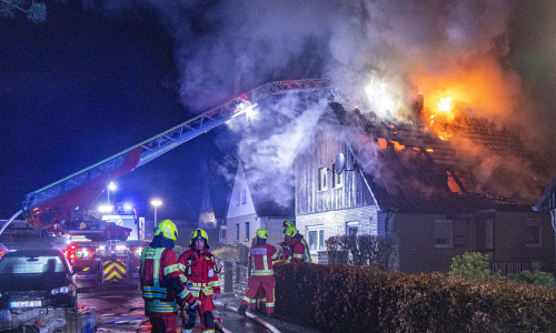 Der Dachstuhl des Hauses stand in Flammen.