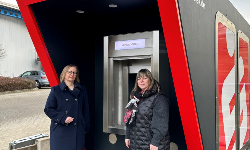 Daniela Christoph und Claudia Meißner von der BLSK haben den neuen Geldautomaten in Mascherode in Betrieb genommen.