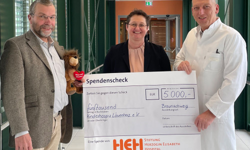 Tobias Capelle, Leitende Koordinationsfachkraft Stützpunkt Löwenherz Braunschweig, Monika Skiba, Geschäftsführende Vorständin HEH, Prof. Dr. Karl- Dieter Heller, Ärztlicher Direktor und Chefarzt Orthopädische Klinik HEH (v. li.).