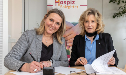 Hospiz-Geschäftsführerin Britta Bötel und Claudia Kayser, Vorstandsvorsitzende der BraWo Stiftergemeinschaft.