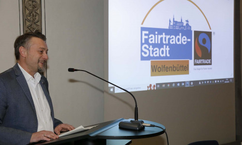 Bürgermeister Ivica Lukanic lobte das Engagement der Fairtrade-Steuerungsgruppe.