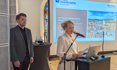 Oberbürgermeisterin Urte Schwerdtner eröffnet die Präsentationsveranstaltung. Dr. Mike Schreiber (li.) vom Institut für Handelsforschung (IFH) Köln stellt im Anschluss das Goslarer Ergebnis als „Vitale Innenstadt 2022“ vor.