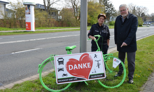 Kathrin Lacey und Markus Müller an einer der aufgestellten Fahrrad-Installationen.