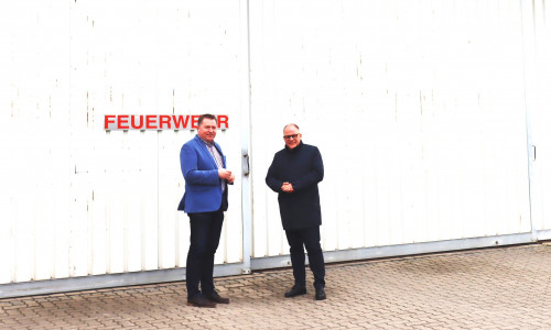 Matthias Disterheft, Aufsichtsratsvorsitzender des Flughafens (links), und Geschäftsführer Michael Schwarz am Hangar, der für den Einzug der Löschflugzeuge und ihrer Crews renoviert wird. 