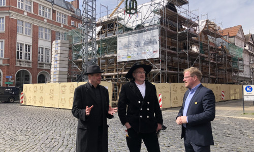 Bauherr Christoph Borek (rechts) im Gespräch mit Bauhistoriker Elmar Arnhold (links) und Zimmerpolier Steffen Behrens vor dem Haus Ackerhof 2. 