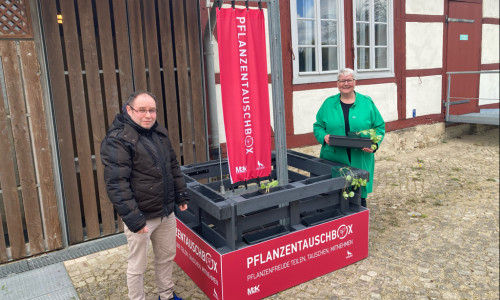 Die Pflanzentauschbox vor dem Stadtmuseum am Schloss Wolfsburg lädt Hobbygärtner zum Austausch von Pflanzen ein.