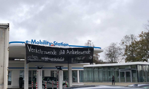 Eine Banner-Aktion von Amsel44 an der e-Mobility-Station in Wolfsburg.