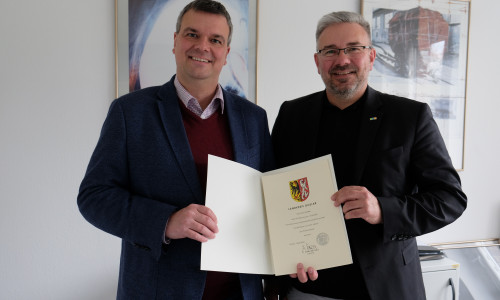 Landrat Dr. Alexander Saipa (li.) und Erster Kreisrat Frank Dreßler mit der Ernennungsurkunde. 