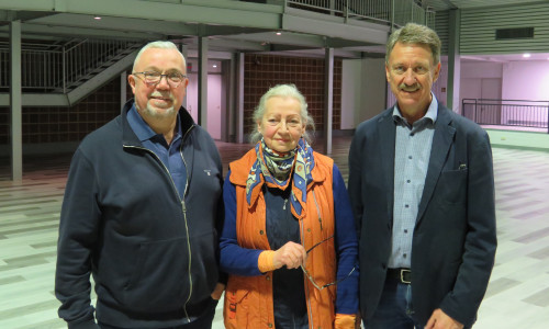 Ortsbürgermeister von Lehre Heinrich Köther (links) und Gemeinderatsvorsitzender Jürgen Haberland gratulieren Monika Frickmann-Kolbe.