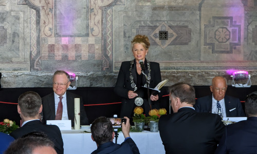 Goslars Oberbürgermeisterin Urte Schwerdtner in der Mitte ihrer Sitznachbarn Stephan Weil (li.), niedersächsischer Ministerpräsident, und Goslars Ehrenbürger Hans-Joachim Tessner (re.) während ihrer ersten Pancket-Rede.