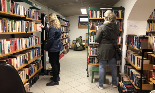 Die Regale für den einwöchigen Bücherflohmarkt im Gewölbekeller der Stadtbücherei Wolfenbüttel im Kulturbahnhof sind gut gefüllt.